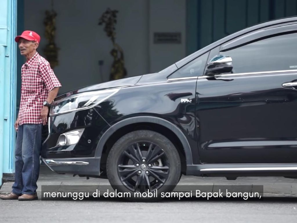 Cerita Eks Sopir Saat Jokowi Dorong Mobil Mogok di Solo Cerita Eks Sopir Saat Jokowi Dorong Mobil Mogok di Solo