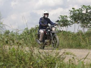 Taufik Hidayat Terabas Jalan Lumpur Ajak Warga Pelosok Nabung Emas