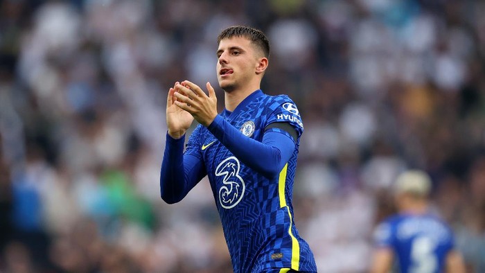 LONDON, ENGLAND - SEPTEMBER 19: Mason Mount of Chelsea applauds the fans prior to the Premier League match between Tottenham Hotspur and Chelsea at Tottenham Hotspur Stadium on September 19, 2021 in London, England. (Photo by Catherine Ivill/Getty Images)