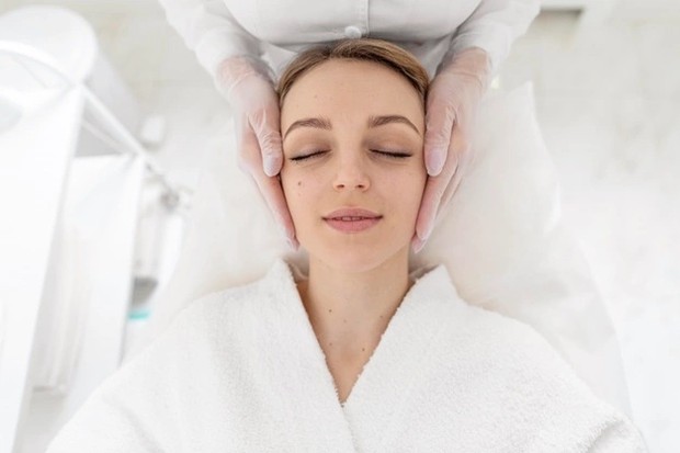 Melakukan perawatan pada ahlinya/ Foto: Freepik.com