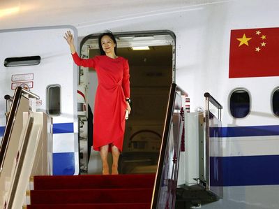 Bos Huawei Dibebaskan, Warga China Tumpah Ruah Menyambut di Bandara