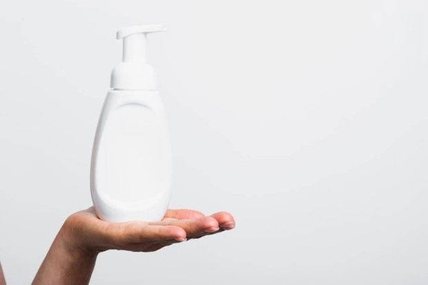 Mengecek tanggal kadaluwarsa produk/ Foto: Freepik.com