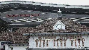 Menyusuri Wajah Lama Stasiun Jatinegara