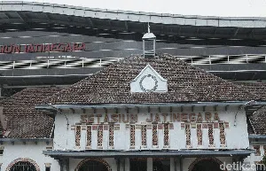 Menyusuri Wajah Lama Stasiun Jatinegara