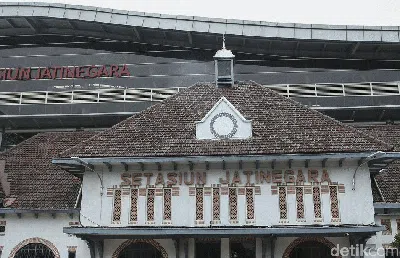 Menyusuri Wajah Lama Stasiun Jatinegara
