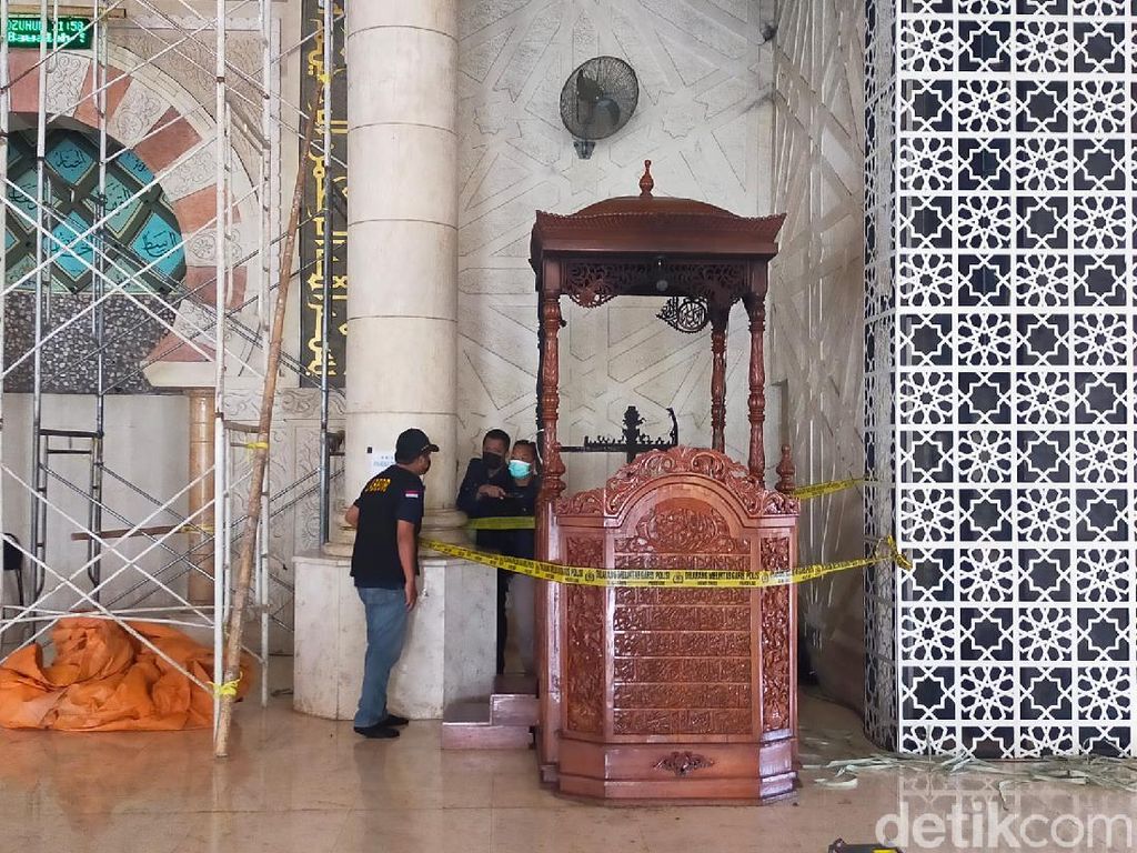 Polisi Duga Pembakar Mimbar Masjid Raya Makassar Warga Sekitar Polisi Duga Pembakar Mimbar Masjid Raya Makassar Warga Sekitar