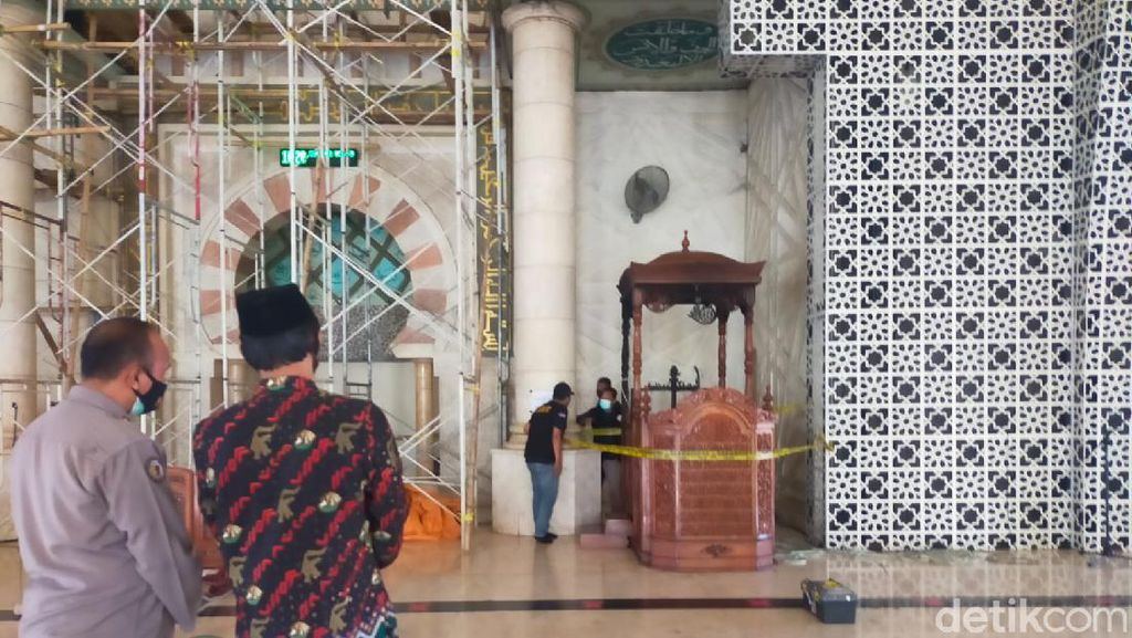 Penampakan Mimbar Masjid Raya Makassar yang Dibakar OTK Penampakan Mimbar Masjid Raya Makassar yang Dibakar OTK