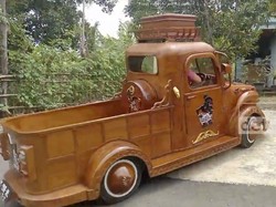 Apa Jadinya Jika Mobil Kijang 85-an Berbodi Kayu Jati?