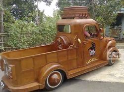 Apa Jadinya Jika Mobil Kijang 85-an Berbodi Kayu Jati?