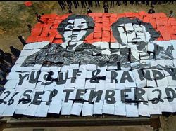 Mahasiswa di Kendari Gelar Aksi, Bikin Mosaik Randi-Yusuf untuk Mengenang