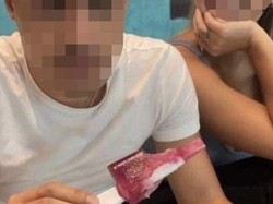 Nyeleneh! Wanita Ini Umumkan Kehamilannya dengan Es Loli Isi Test Pack