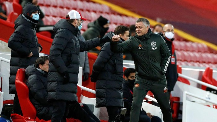 LIVERPOOL, ENGLAND - JANUARY 17: Jurgen Klopp, Manager of Liverpool interacts with Ole Gunnar Solskjaer, Manager of Manchester United  during the Premier League match between Liverpool and Manchester United at Anfield on January 17, 2021 in Liverpool, England. Sporting stadiums around England remain under strict restrictions due to the Coronavirus Pandemic as Government social distancing laws prohibit fans inside venues resulting in games being played behind closed doors. (Photo by Phil Noble - Pool/Getty Images)