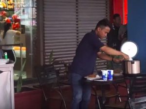 Pantang Malu! Orang-orang Ini Bawa Rice Cooker Isi Nasi Agar Hemat Makan di Restoran Pantang Malu! Orang-orang Ini Bawa Rice Cooker Isi Nasi Agar Hemat Makan di Restoran