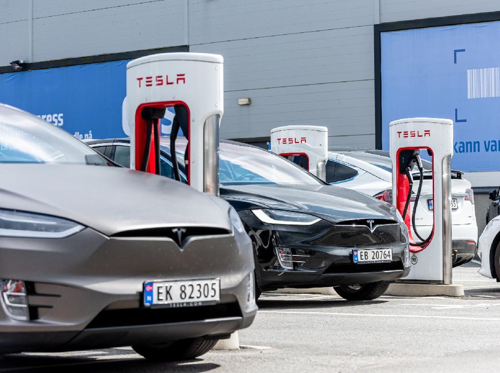 Tesla Diledakkan Pakai Dinamit, Kenapa Baterai Mobil Listrik Mahal?