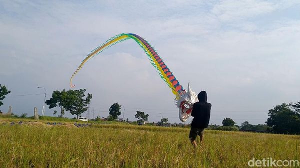 Perajin Layangan Naga Panen Cuan Kala Pandemi Melanda