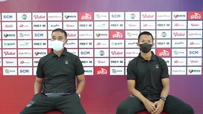 Pelatih Persis Solo Eko Purdjianto dan kapten tim Eky Taufik saat jumpa pers jelang laga.