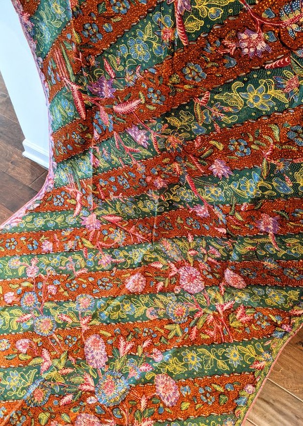 Pinterest.com/asianbatikdesigns Batik Tiga Negara punya harga mencapai di atas Rp 100 juta.
