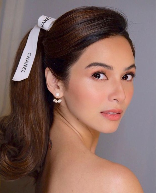 Padukan organza ribbon dengan hair tie.