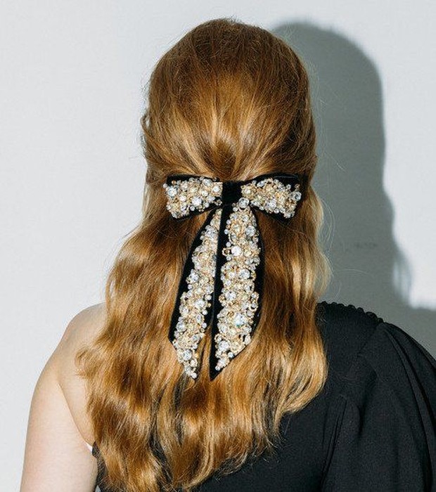 Padukan embellished velvet ribbon dengan half ponytail.