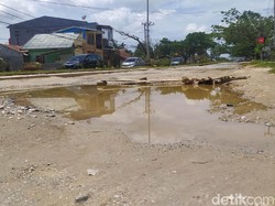 Protes Jalan Rusak, Warga Kasilampe Kendari Blokir Jalan-Tahan Truk BBM