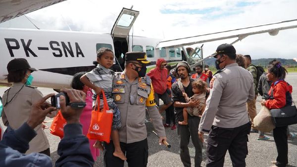 Potret Warga Kiwirok Papua Dievakuasi Gegara Serangan Teroris KKB