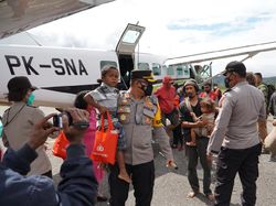 Potret Warga Kiwirok Papua Dievakuasi Gegara Serangan Teroris KKB