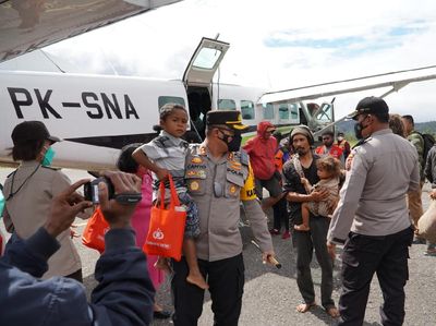 Potret Warga Kiwirok Papua Dievakuasi Gegara Serangan Teroris KKB