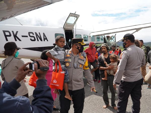 Potret Warga Kiwirok Papua Dievakuasi Gegara Serangan Teroris KKB