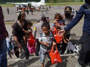 Dampak Serangan Teroris KKB, Warga Diungsikan ke Luar Kiwirok Papua Dampak Serangan Teroris KKB, Warga Diungsikan ke Luar Kiwirok Papua