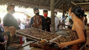 Sandi Berdayakan Perajin Satu Desa di Bali untuk Menenun