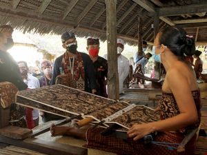 Sandi Berdayakan Perajin Satu Desa di Bali untuk Menenun Sandi Berdayakan Perajin Satu Desa di Bali untuk Menenun