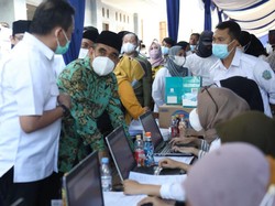 Sekjen Gerindra Muzani Hadiri Vaksinasi di Pesantren Buntet Cirebon