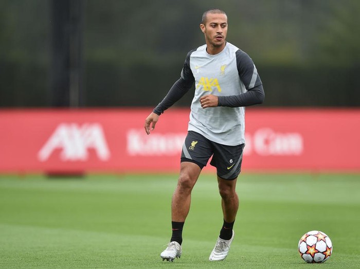 KIRKBY, ENGLAND - SEPTEMBER 14: Thiago Alcantara of Liverpool controls the ball during a training session ahead of their UEFA Champions League group stage match against AC Milan at AXA Training Centre on September 14, 2021 in Kirkby, England. (Photo by Nathan Stirk/Getty Images)