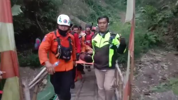Tim Penyelamat Bocah Pendaki di Garut