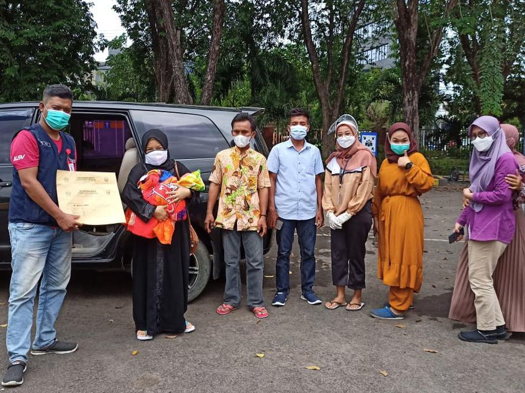 TKI Positif COVID-19 yang Lahirkan Bayi di RSLI Surabaya Akhirnya Boleh Pulang TKI Positif COVID-19 yang Lahirkan Bayi di RSLI Surabaya Akhirnya Boleh Pulang