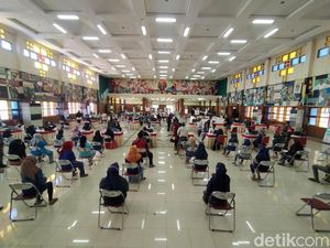 Antusiasnya Warga Gresik Ikut Vaksinasi Demi Percepat Herd Immunity Antusiasnya Warga Gresik Ikut Vaksinasi Demi Percepat Herd Immunity