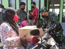 Bahagianya Penyandang Difabel di Sidoarjo Dapat Paket Sembako Usai Divaksin