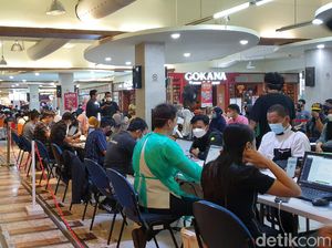 Antusiasme Warga Ikuti Vaksinasi COVID-19 Massal di Transmart Lebakbulus