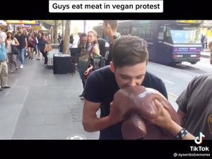Bikin Heran! Komunitas Vegan Ini Makan Daging Mentah Saat Protes Konsumsi Daging Hewan