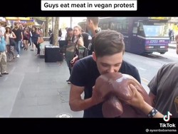 Bikin Heran! Komunitas Vegan Ini Makan Daging Mentah Saat Protes Konsumsi Daging Hewan
