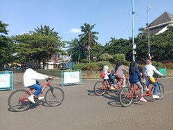 Senangnya Warga Bisa Sepedaan Lagi di TMII