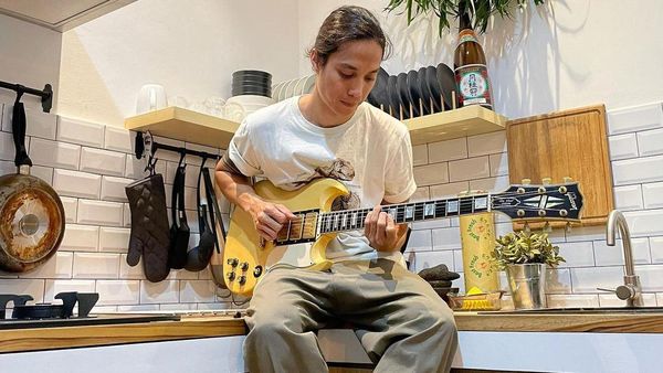 10 Potret Keren Dikta Saat Cicipi Tiram Segar hingga Masak Bolognese di Dapur