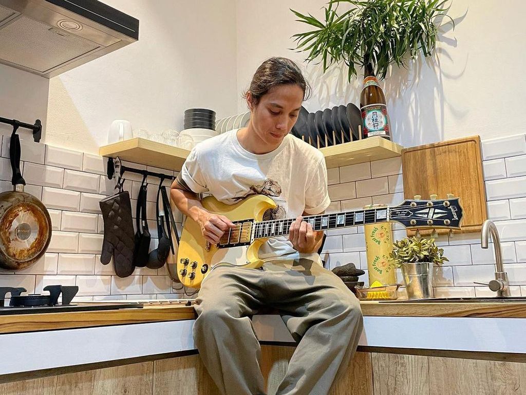 10 Potret Keren Dikta Saat Cicipi Tiram Segar hingga Masak Bolognese di Dapur 10 Potret Keren Dikta Saat Cicipi Tiram Segar hingga Masak Bolognese di Dapur