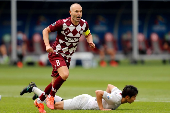 DOHA, QATAR - DECEMBER 07: Andres Iniesta of Vissel Kobe celebrates his goal during the AFC Champions League Round of 16 match between Vissel Kobe and Shanghai SIPG at the Khalifa International Stadium on December 7, 2020 in Doha, Qatar. (Photo by Mohamed Farag/Getty Images)