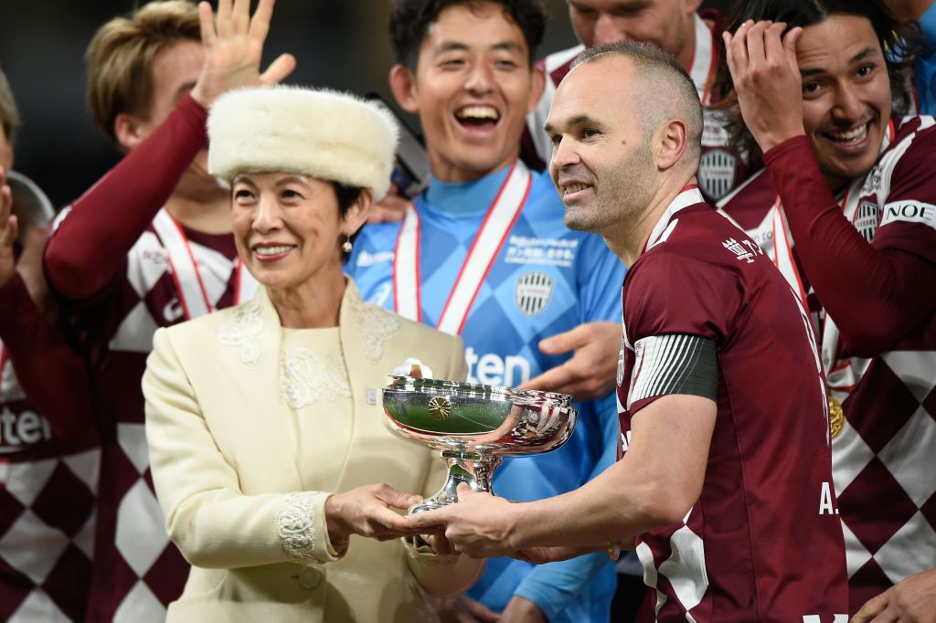 DOHA, QATAR - DECEMBER 07: Andres Iniesta of Vissel Kobe celebrates his goal during the AFC Champions League Round of 16 match between Vissel Kobe and Shanghai SIPG at the Khalifa International Stadium on December 7, 2020 in Doha, Qatar. (Photo by Mohamed Farag/Getty Images)