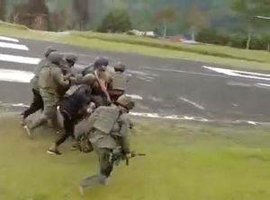 Detik-detik Evakuasi Anggota Brimob Gugur Usai Baku Tembak dengan KKB Detik-detik Evakuasi Anggota Brimob Gugur Usai Baku Tembak dengan KKB