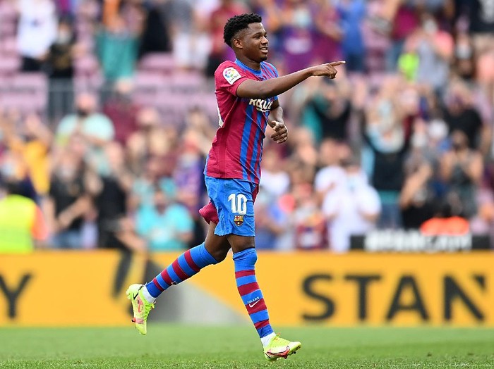 BARCELONA, SPAIN - SEPTEMBER 26: Ansu Fati of FC Barcelona celebrates after scoring their side's third goal during the LaLiga Santander match between FC Barcelona and Levante UD at Camp Nou on September 26, 2021 in Barcelona, Spain. (Photo by David Ramos/Getty Images)