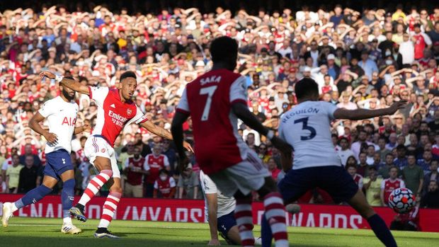 Arsenal's Pierre-Emerick Aubameyang, second left, scores his side's second goal during the English Premier League soccer match between Arsenal and Tottenham Hotspur at the Emirates stadium in London, Sunday, Sept. 26, 2021. (AP Photo/Frank Augstein)