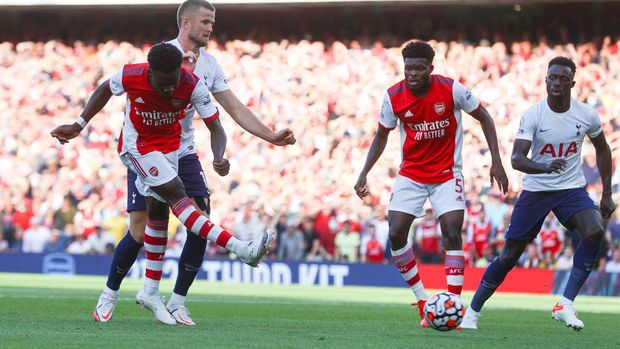 LONDON, ENGLAND - SEPTEMBER 26: Bukayo Saka of Arsenal scores their side's third goal during the Premier League match between Arsenal and Tottenham Hotspur at Emirates Stadium on September 26, 2021 in London, England. (Photo by Clive Rose/Getty Images)