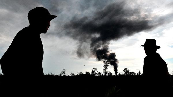 Asap Membubung Kala Sumur Minyak Ilegal di Batanghari Terbakar
